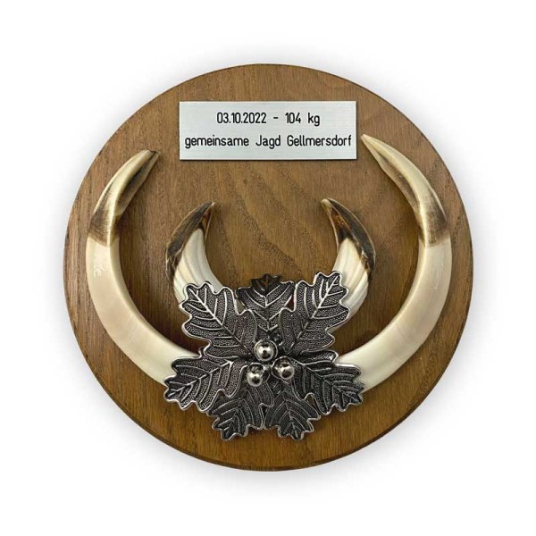 Preview: Aufsetzbeispiel Keiler mit gravierter Kunststoffplakette in silber
