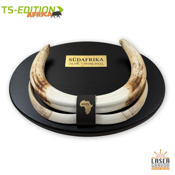 Warzenkeilerwaffen mit Büffellederstreifen und Dekoelementen