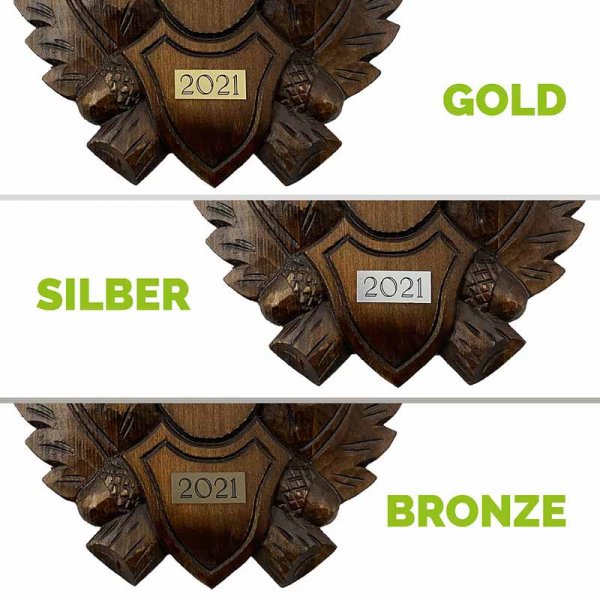 geschnitztes Lindenholzschild mit Plakette in gold, silber und bronze