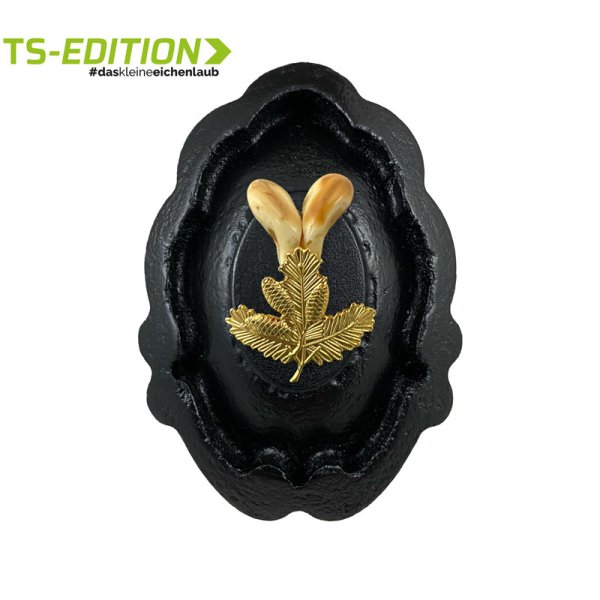 Grandeln auf schwarzem Brettchen mit vergoldeter Fichtenlaubabdeckung