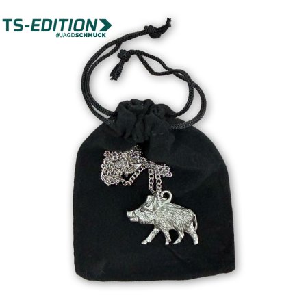 Halskette mit Keiler-Anhänger wird in schwarzem Samtsäckchen geliefert