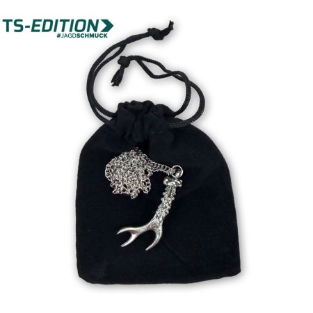 Halskette mit Rehgehörn-Anhänger wird in schwarzem Samtsäckchen geliefert