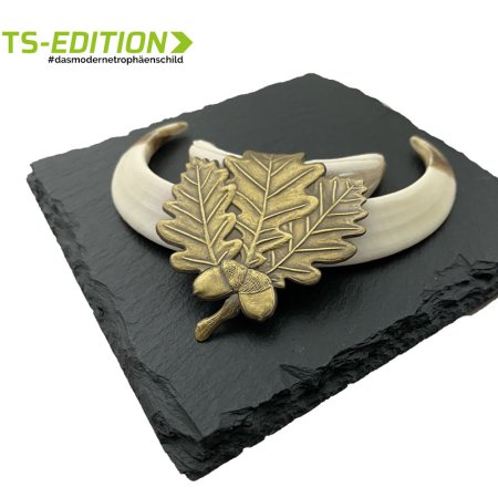 Aufsetzbeispiel: Überläufer auf Trophäenschiefer (13x13 cm) hochkant mit Abdeckung #dassaustarkeeichenlaub bronze