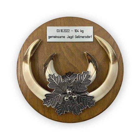 Aufsetzbeispiel Keiler mit gravierter Kunststoffplakette in silber