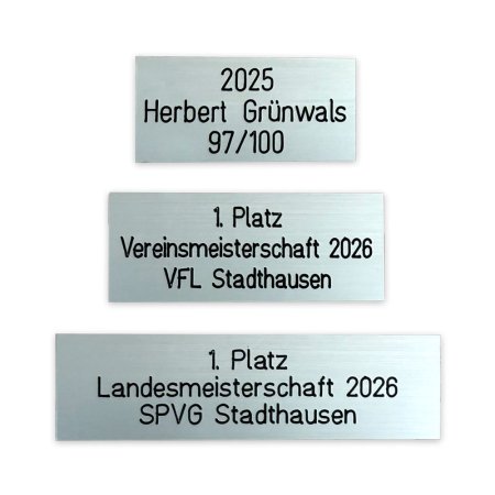 silberfarbige Pokalschilder mit Beispielgravuren