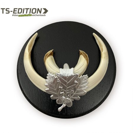 Das saustarke Eichenlaub TS-EDITION versilbert mit Keilerwaffen auf Eiche dunkel