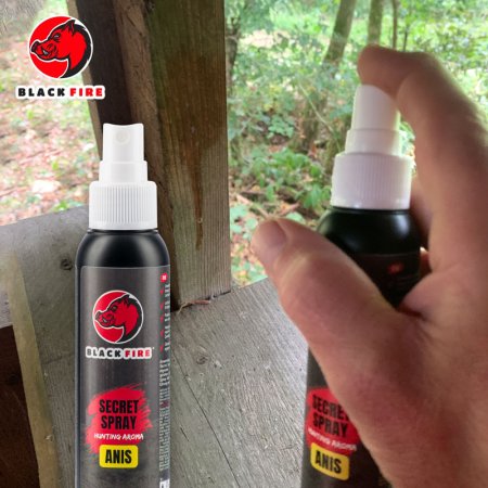 BLACKFIRE Secret Spray Anis wird auf die Ablage der Ansitzeinrichtung gesprüht