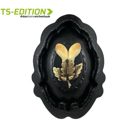 Grandeln auf schwarzem Brettchen mit dem kleinen Eichenlaub in bronze